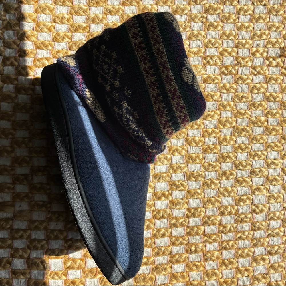 Muk Luks super soft slipper socks with rubber bottom - Picture 3 of 4